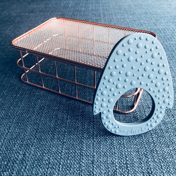 TEETHER // PENGUIN (GREY)